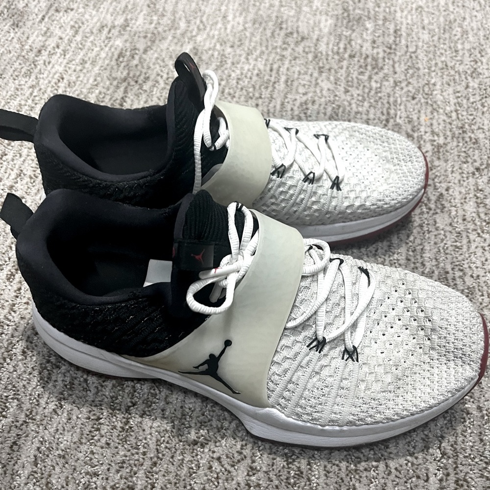 Jordan. Black & white flyknit.